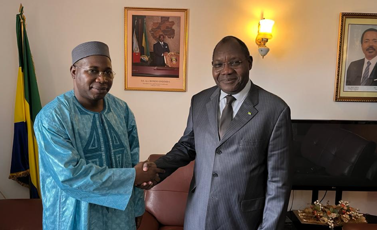 Le Directeur re&ccedil;u par l'Ambassadeur Paul Patrick Buffot