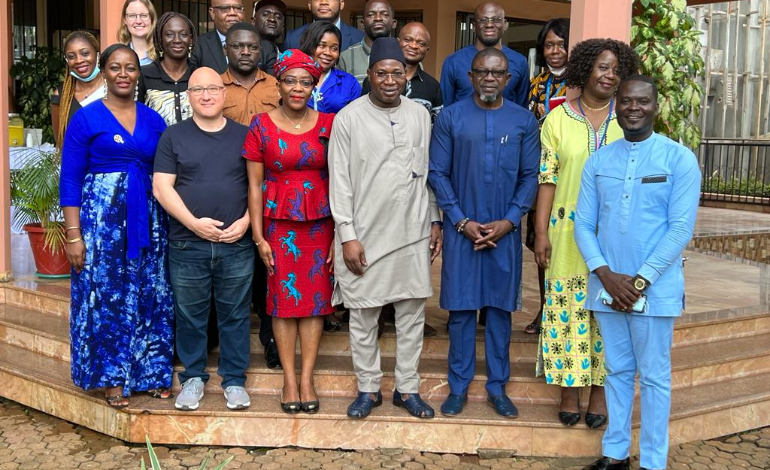 Le Coordonnateur r&eacute;sident en s&eacute;ance de travail au CNUDHD-AC